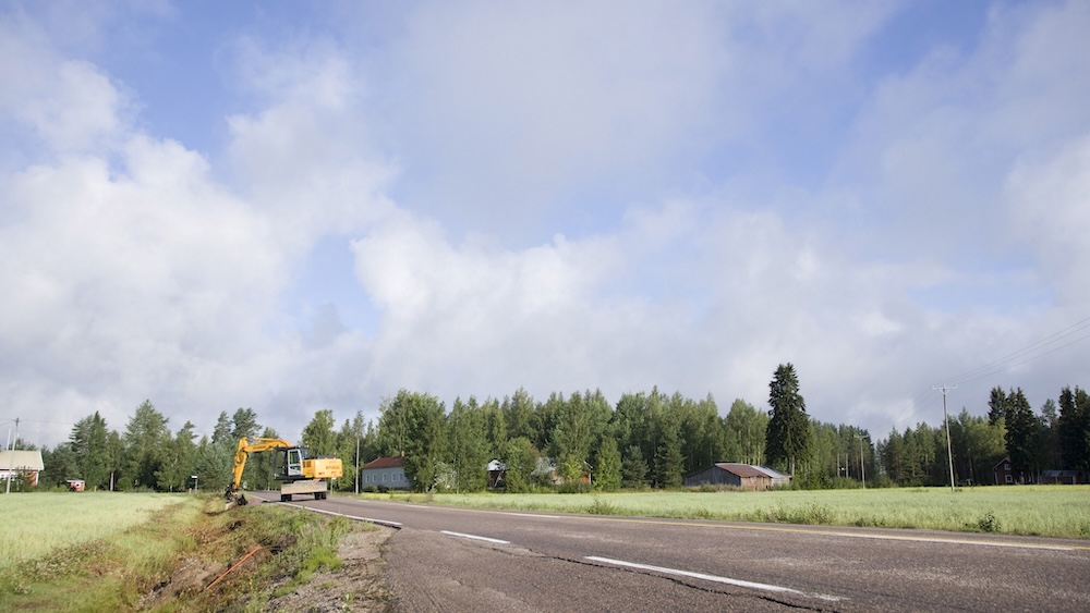 Valokuitua rakennetaan hiekkatien varteen.